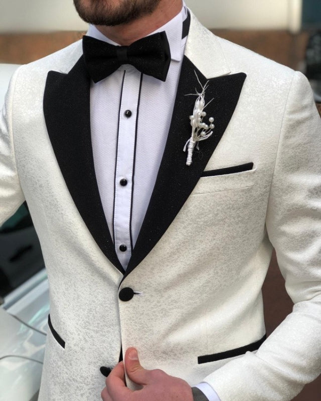 Stylish White Jacquard Close Fitting Three pieces Peaked Lapel Prom Men Suits