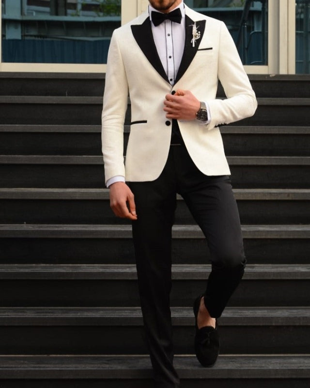 Stylish White Jacquard Close Fitting Three pieces Peaked Lapel Prom Men Suits